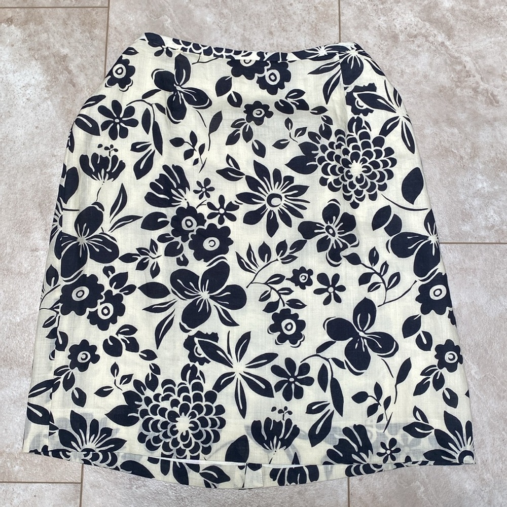 Ann Taylor lined floral short skirt high waisted zipper back black & white cute